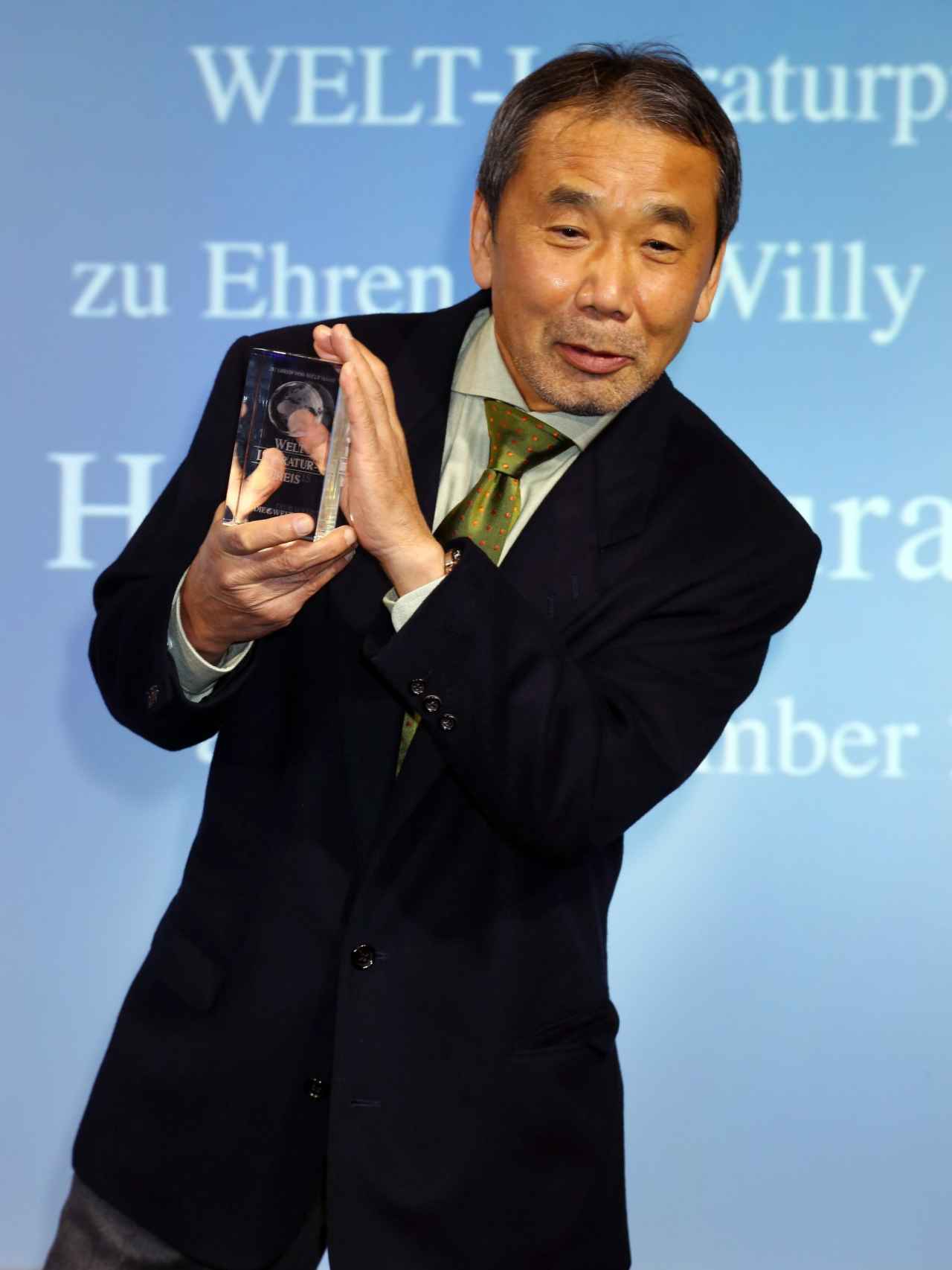 Haruki Murakami tras recibir un premio en Berlín.
