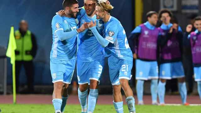 Alessandro Golinucci, Alessandro Tosi y Lorenzo Lazzari celebran el gol ante Dinamarca.