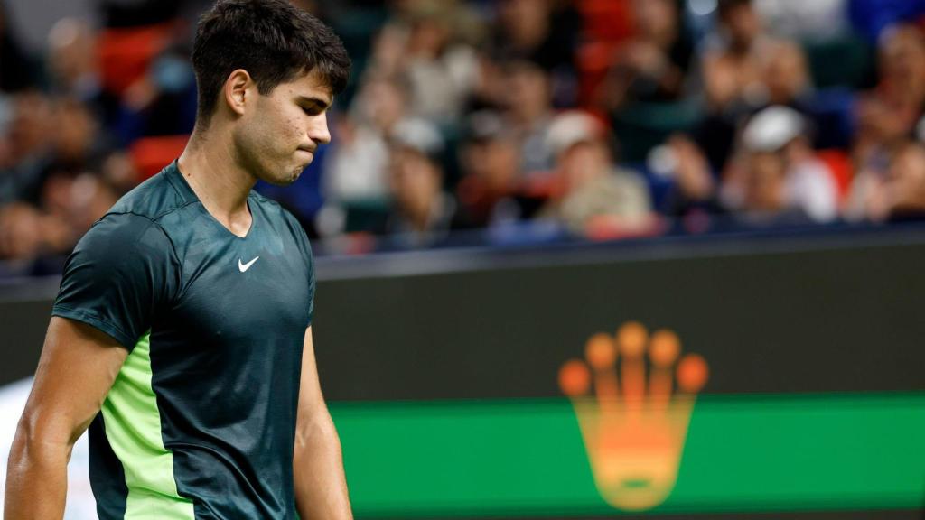 Carlos Alcaraz, con gesto serio tras caer derrotado en el Masters 1000 de Shanghái.