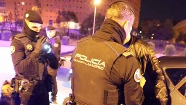 Agentes de la Policía Local de Madrid en el momento de la detención.