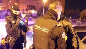 Agentes de la Policía Local de Madrid en el momento de la detención.