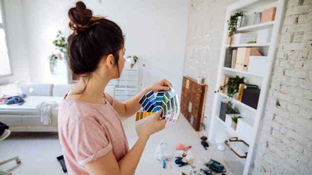 Imagen de una mujer eligiendo el color para decorar su casa.