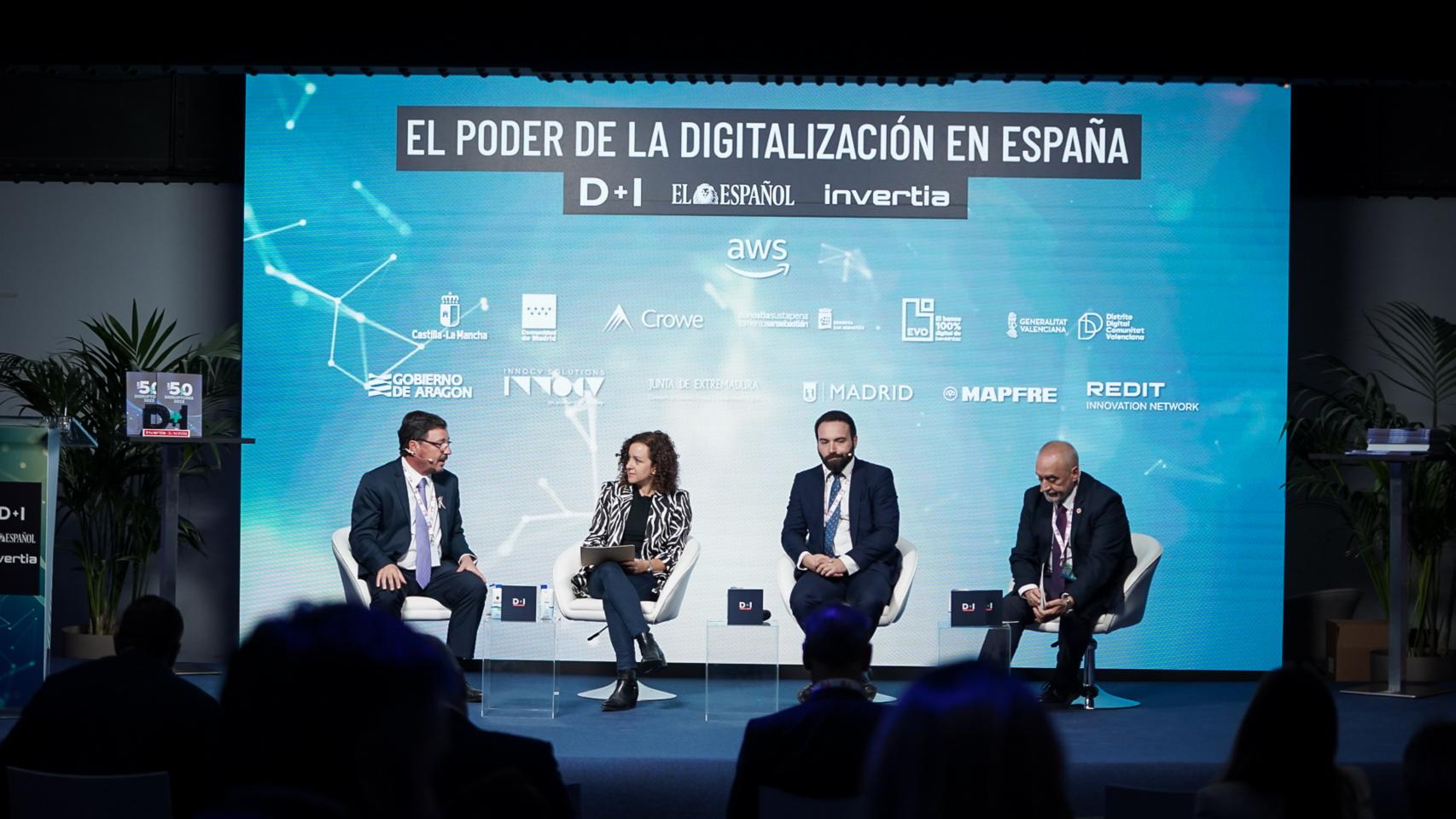 De izquierda a derecha: Guillermo Santamaría, consejero de Economía, Empleo y Transformación Digital de Extremadura;  Noelia Hernández, redactora jefa de D+I;  Ángel Niño, concejal de Innovación Ayuntamiento de Madrid; y Juan Cruz Cigudosa, consejero de Universidad, Innovación y Transformación Digital de Navarra.