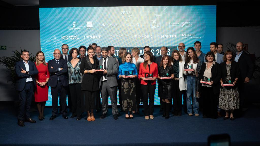 Foto de familia con todos los vencedores y todos los representantes de las entidades que han entregado los premios.