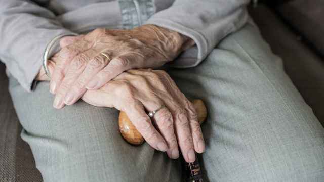 Detalle de las manos de una anciana en una residencia.