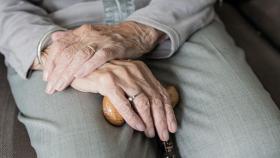 Detalle de las manos de una anciana en una residencia.