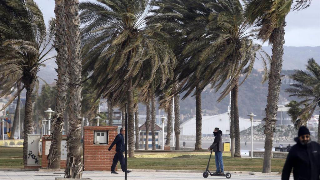 Rachas de  viento en el paseo marítimo.