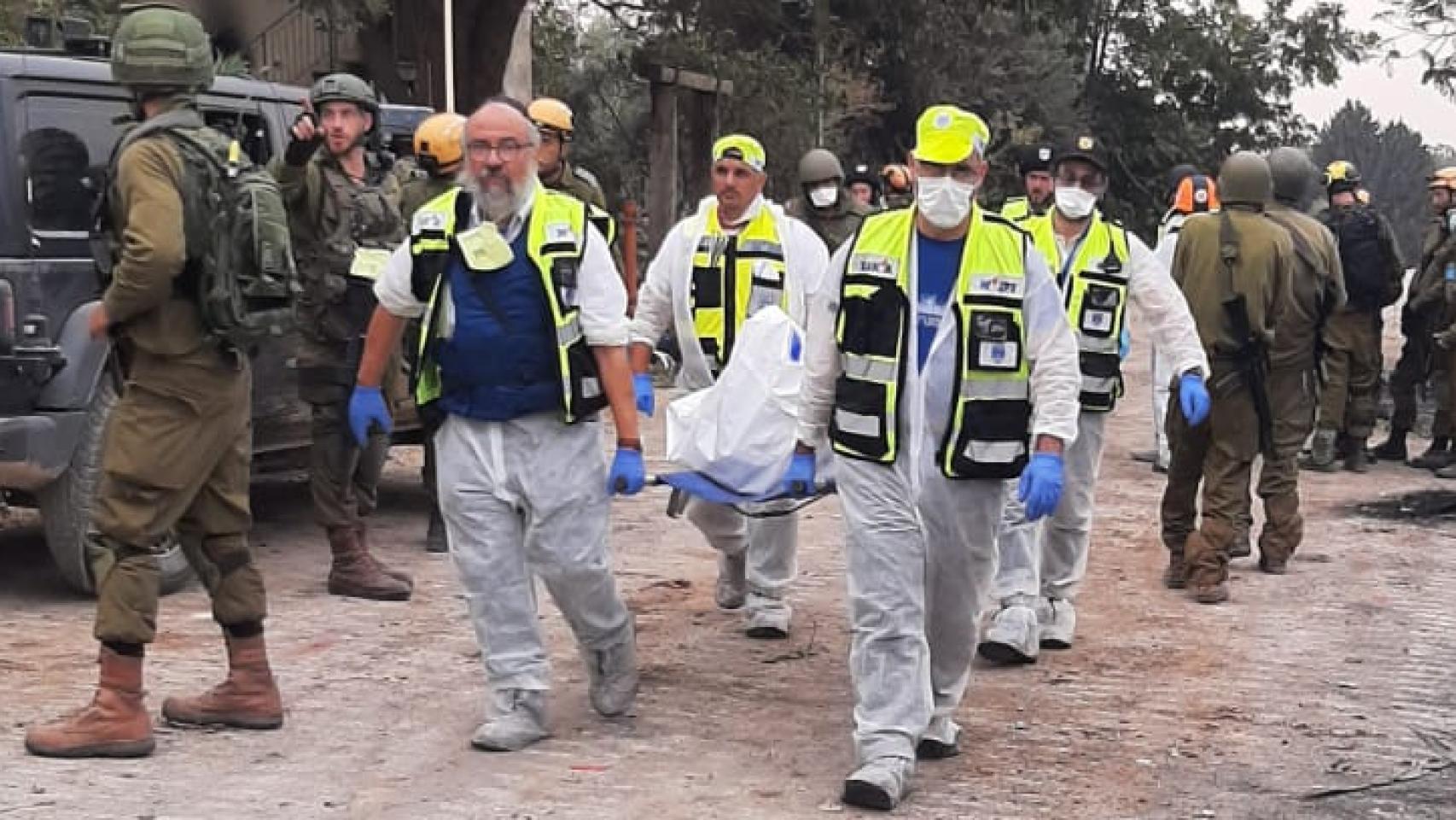 Voluntarios israelíes recogen cadáveres de los masacrados por Hamás
