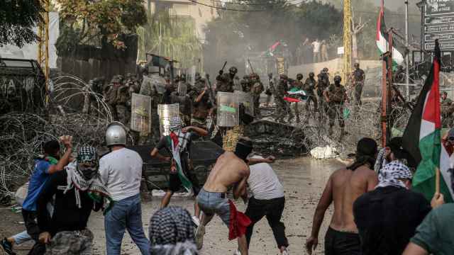 Manifestantes palestinos atacan a los soldados desplegados frente a la embajada de EEUU en Awkar, al norte de Beirut.