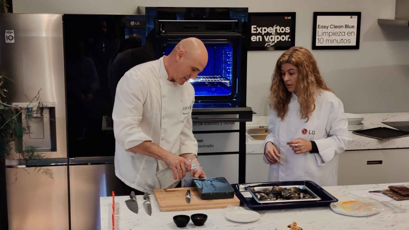 El chef Alfonso Castellano preparando un plato para cocinarlo en el nuevo horno de LG