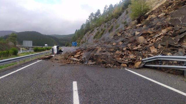 Desprendimiento de roca en la A-6, en Becerreá (Lugo).Un desprendimiento de tierra y roca en la A-6, a la altura de Becerreá (Lugo), sentido A Coruña, ha obligado a cortar la vía. Aunque no hubo que lamentar daños personales, un furgón fue arrastrado por el talud.SOCIEDAD ESPAÑA EUROPA GALICIA AUTONOMÍASGUARDIA CIVIL DE TRÁFICO