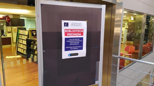 La biblioteca de adultos del Fórum Metropolitano de A Coruña, cerrada tras inundarse ayer