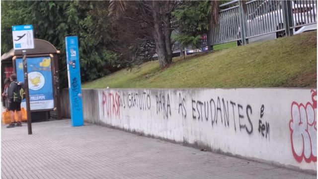 Pintada en una parada de autobús de Alfonso Molina