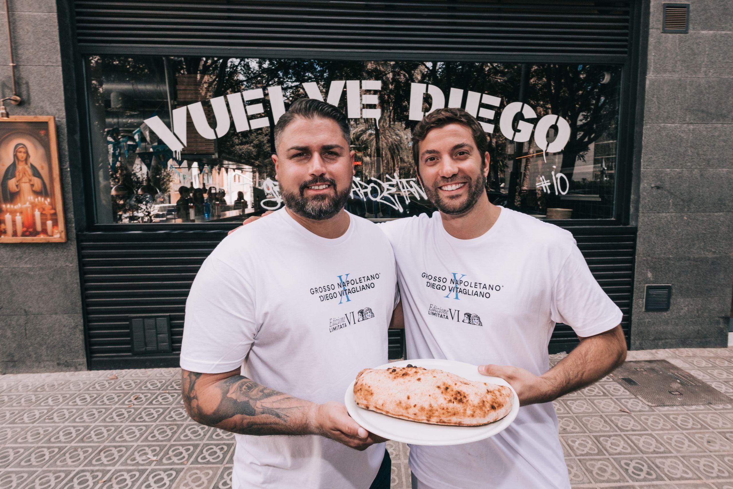 Diego Vitagliano y Fabrizio Polacco con la pizza calzone (Foto: Grosso Napoletano)