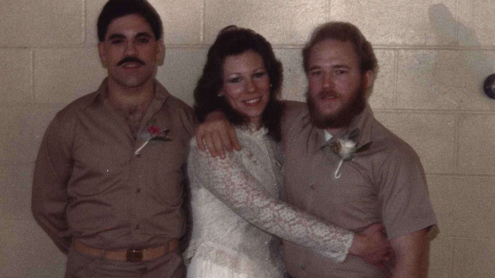 Debbie Glatzer y Arne Johnson en su boda en prisión