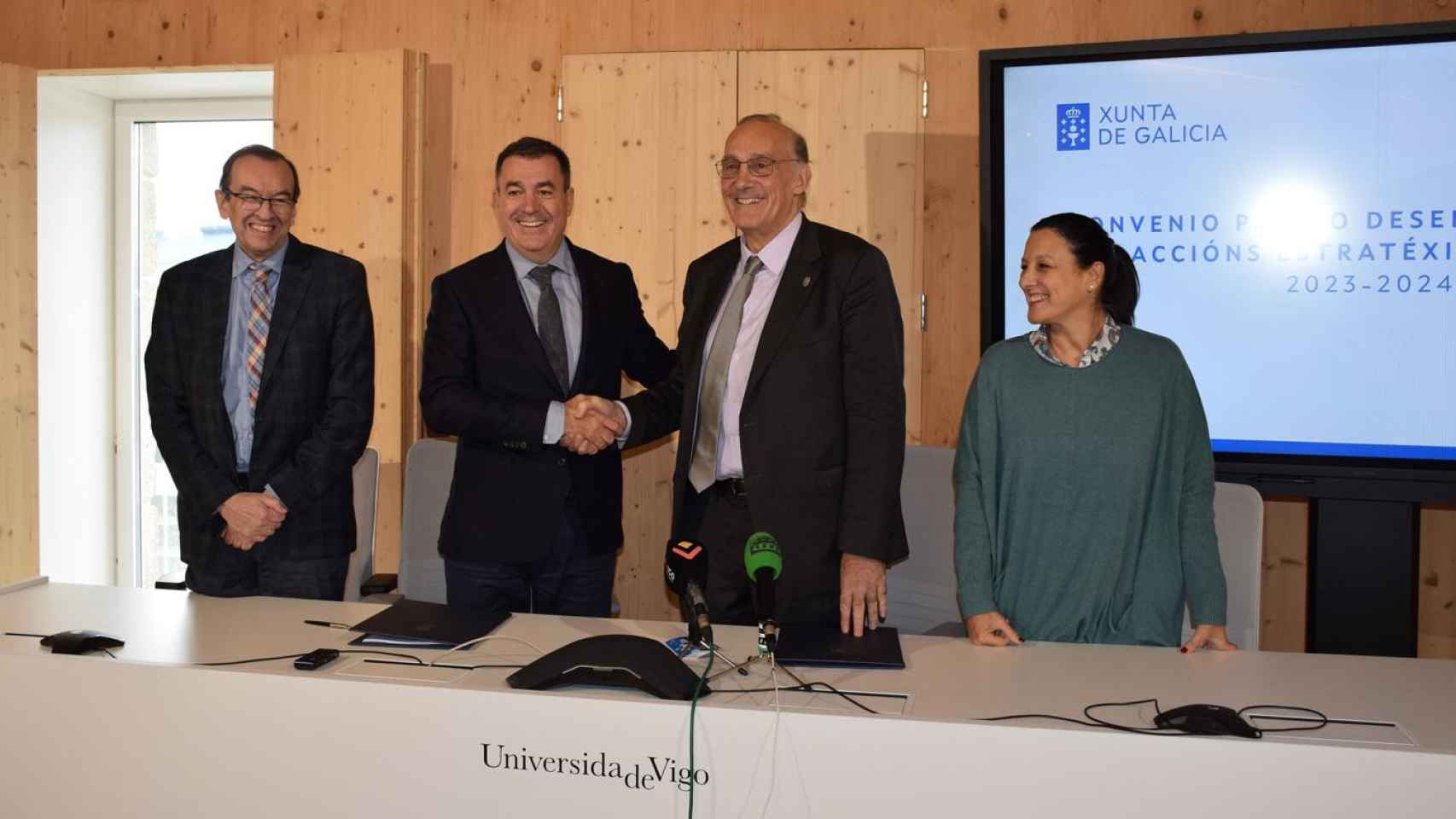 Acto entre la Xunta y la UVigo para firmar el convenio.