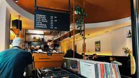 El local Misto Café Bar, pet-friendly y lleno de vinilos y música.