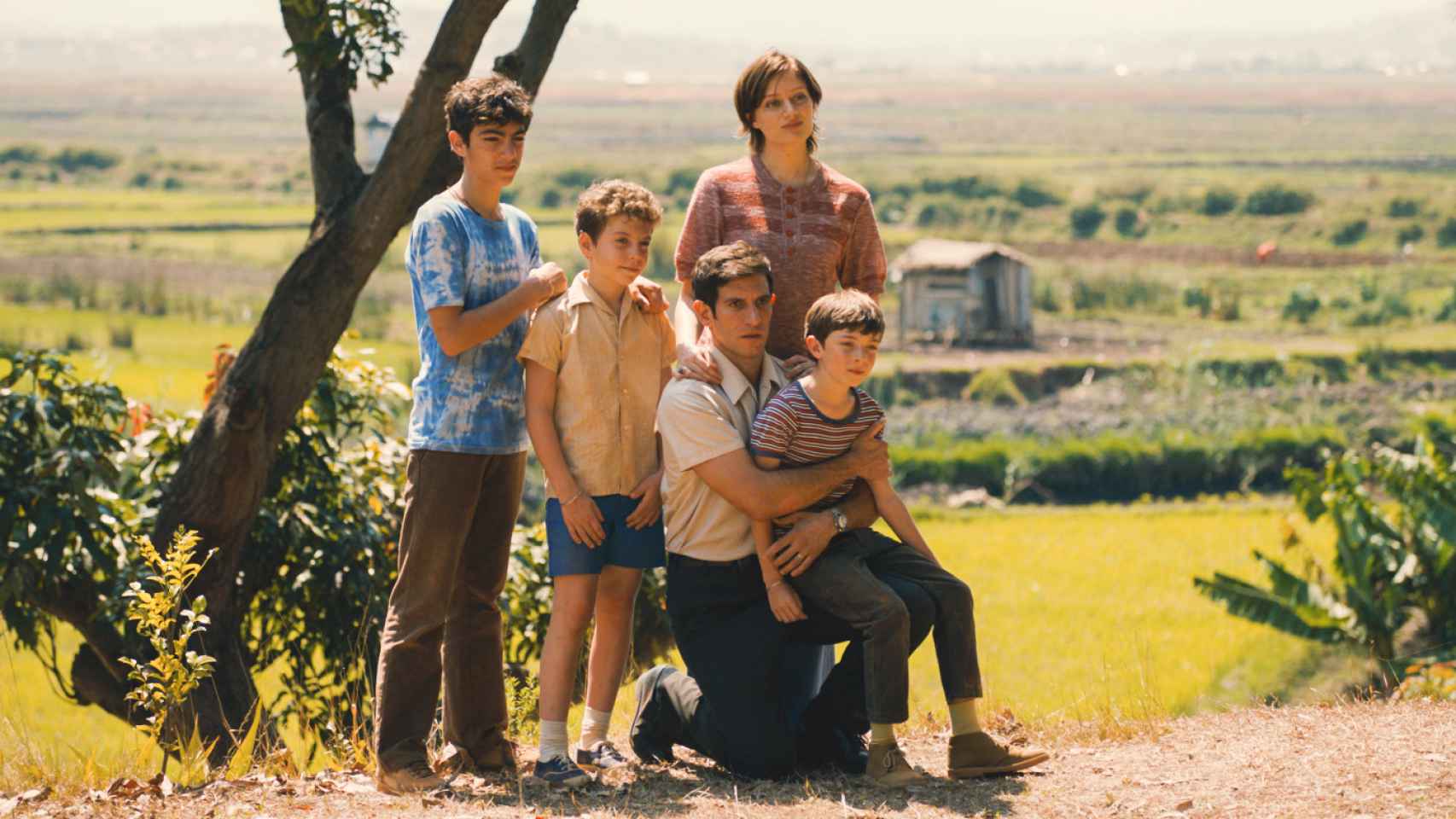 La familia protagonista de 'La isla roja', con Quim Gutiérrez y Nadia Tereszkiewicz como padres