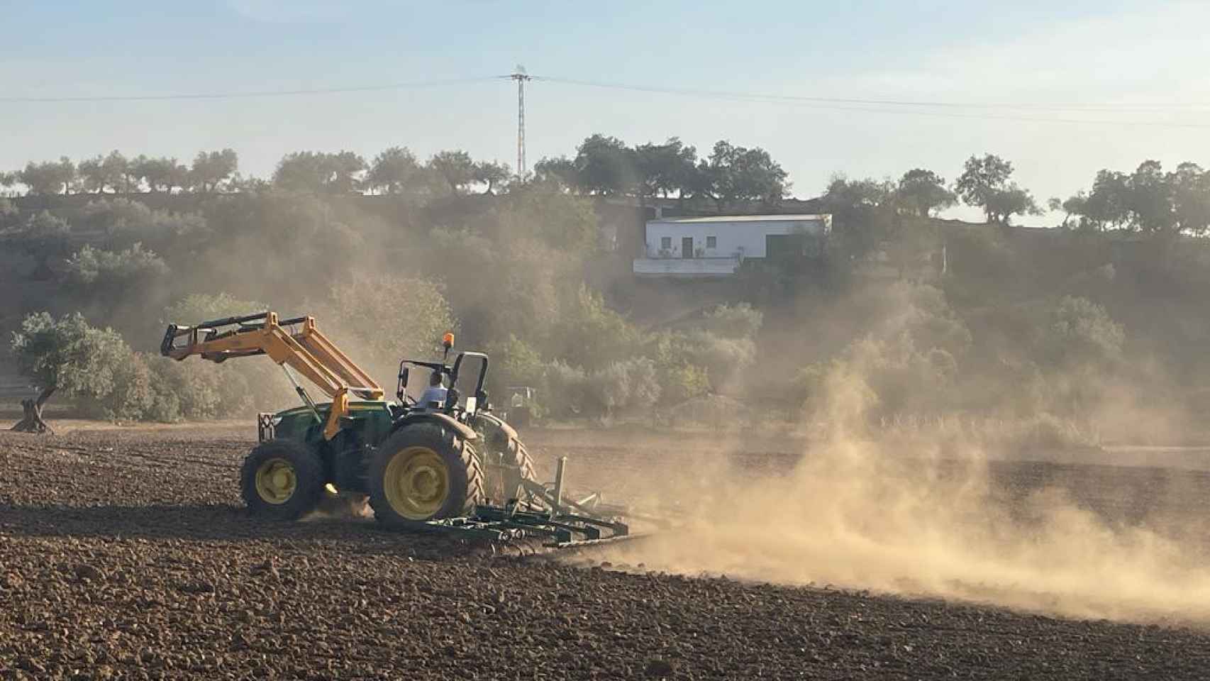 Un vecino trabaja sus tierras con su tractor.