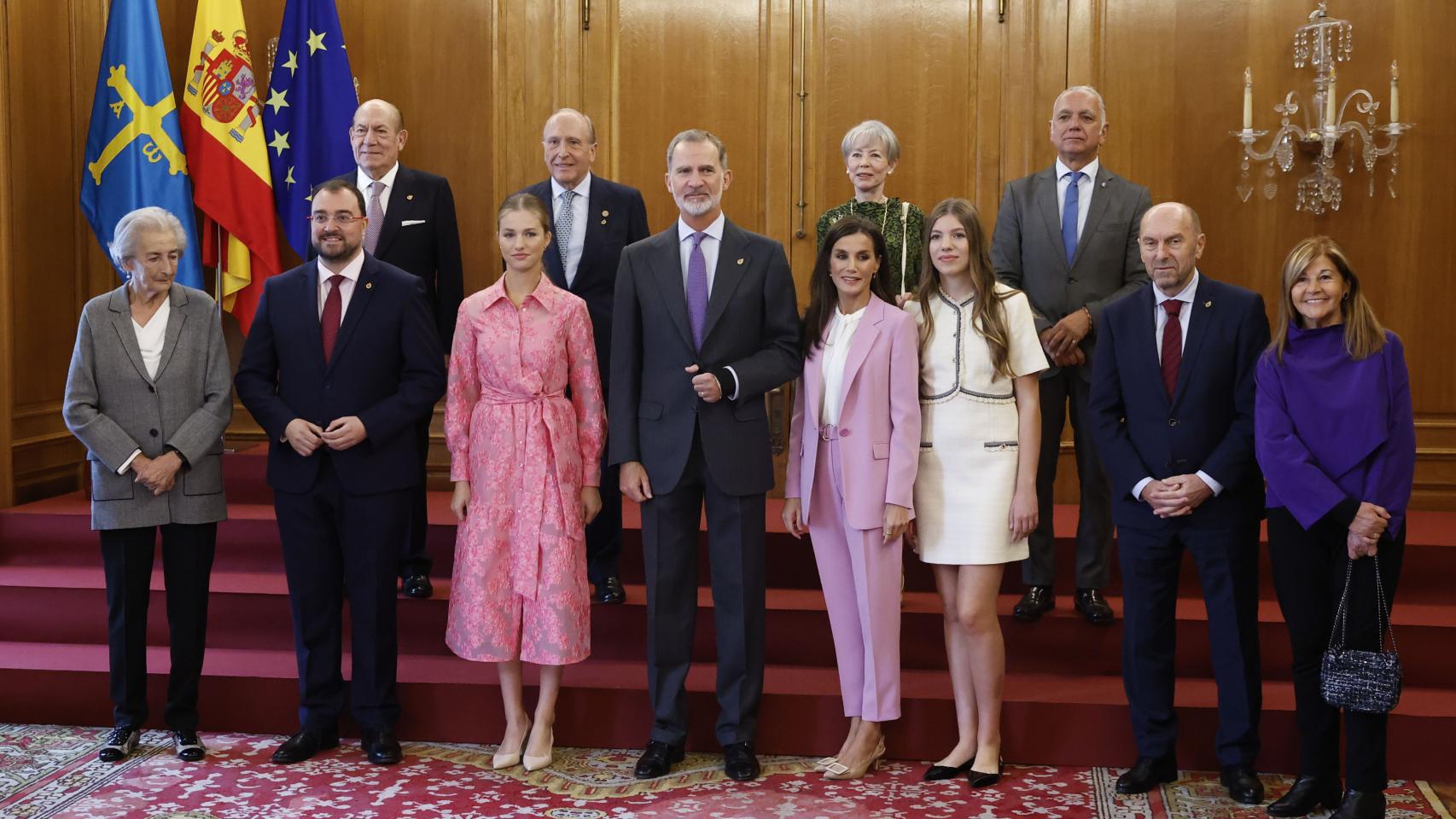 Los Reyes y sus hijas posan con los galardonados con las Medallas de Asturias 2023 .