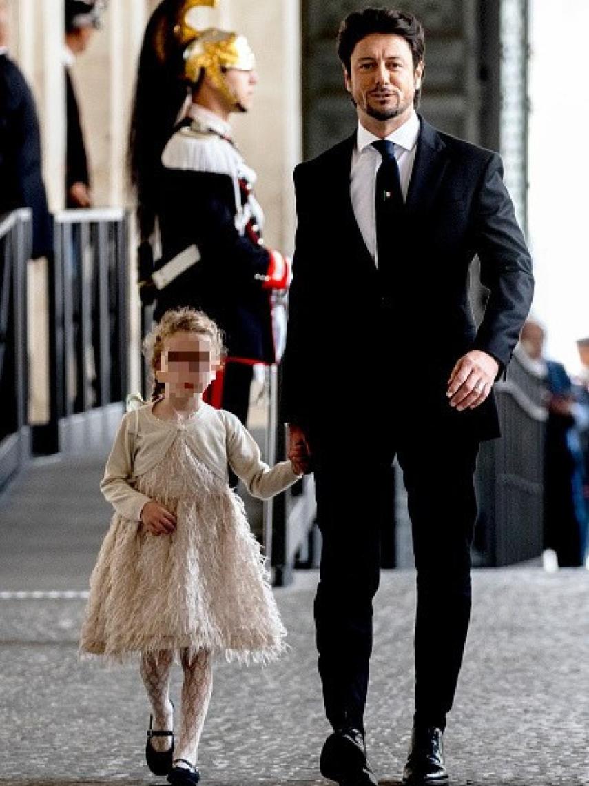 Andrea Giambruno y su hija, Ginevra, llegando al Palacio del Quirinal para asistir a la ceremonia de toma de posesión del nuevo gobierno italiano, el 22 de octubre de 2022 en Roma, Italia, cuando Meloni se convirtió en primera ministra.