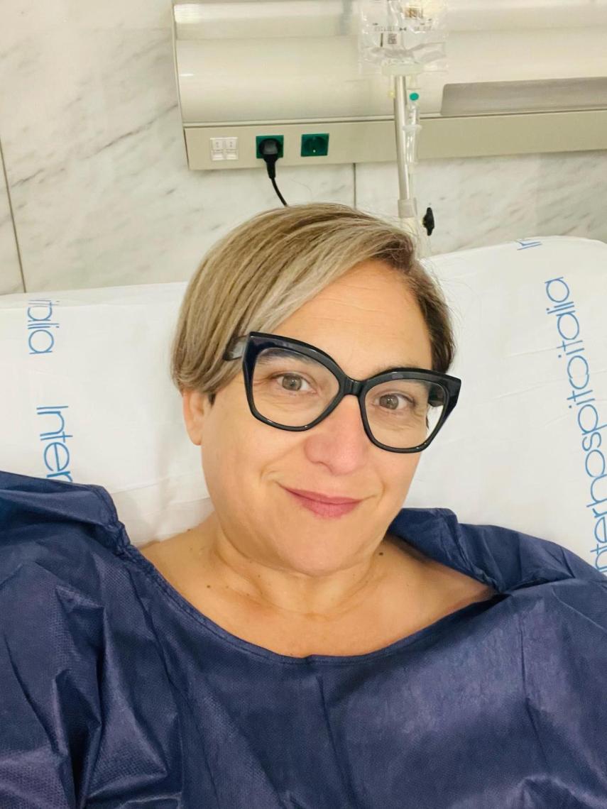 Ada Colau, en una imagen de sus redes sociales con su corte de pelo, tras ser operada de la rodilla.