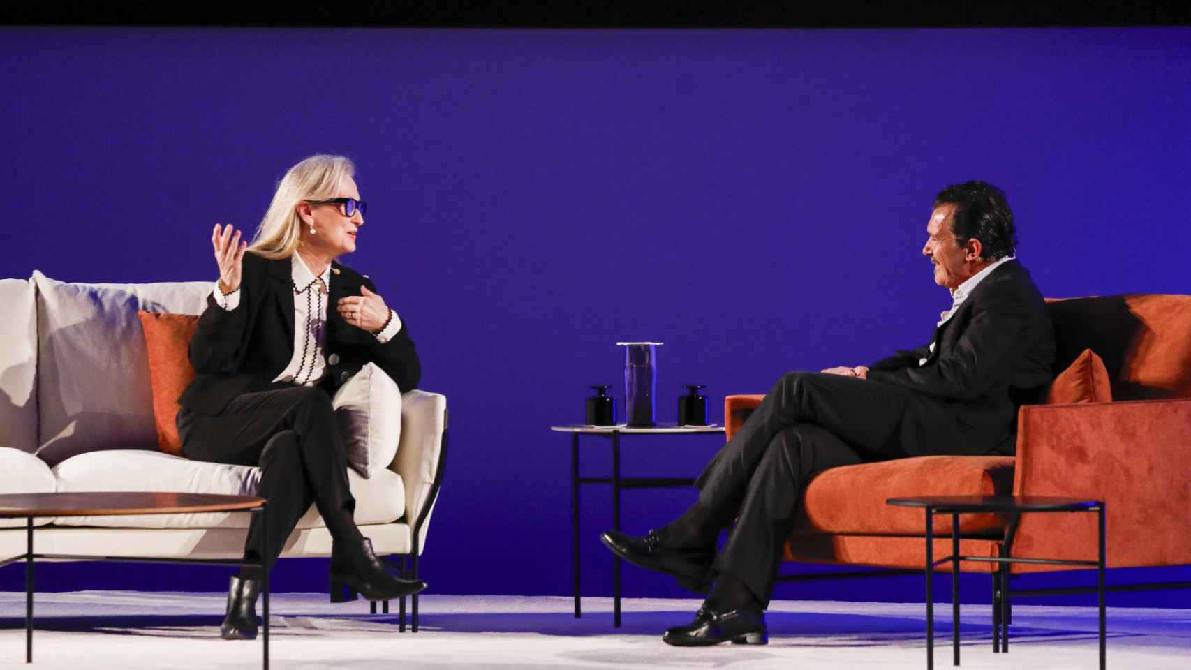 Meryl Streep en conversación con Antonio Banderas.
