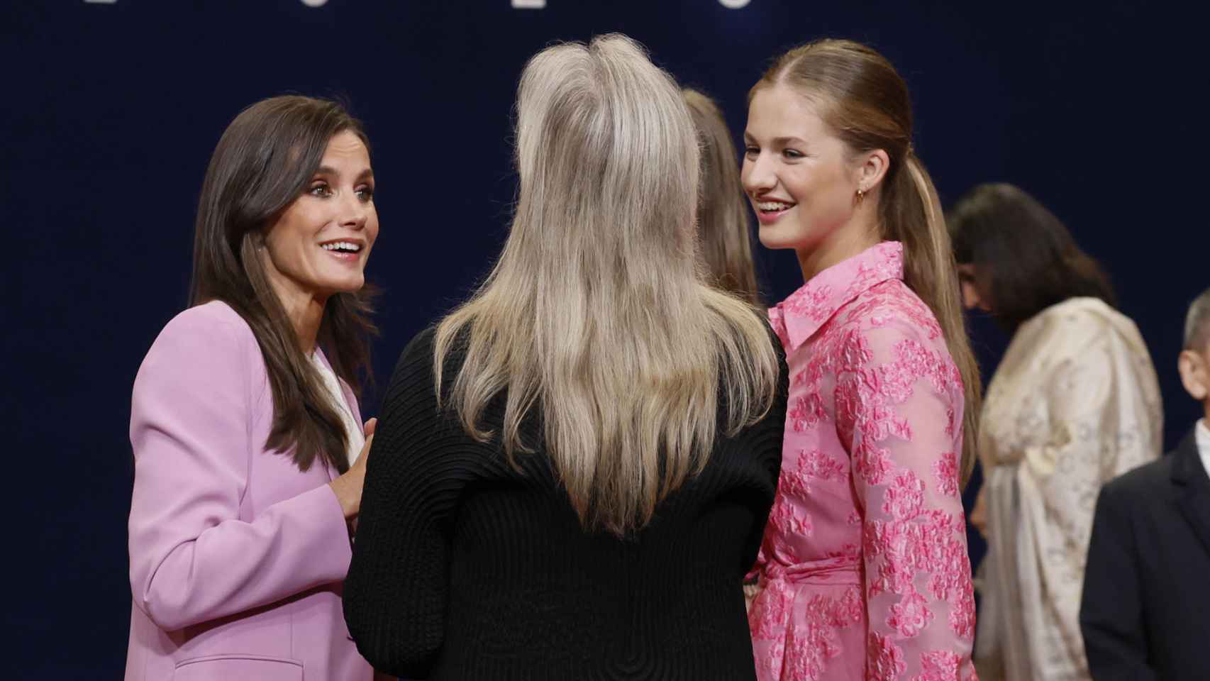 La reina Letizia y la princesa Leonor conversan con la actriz.