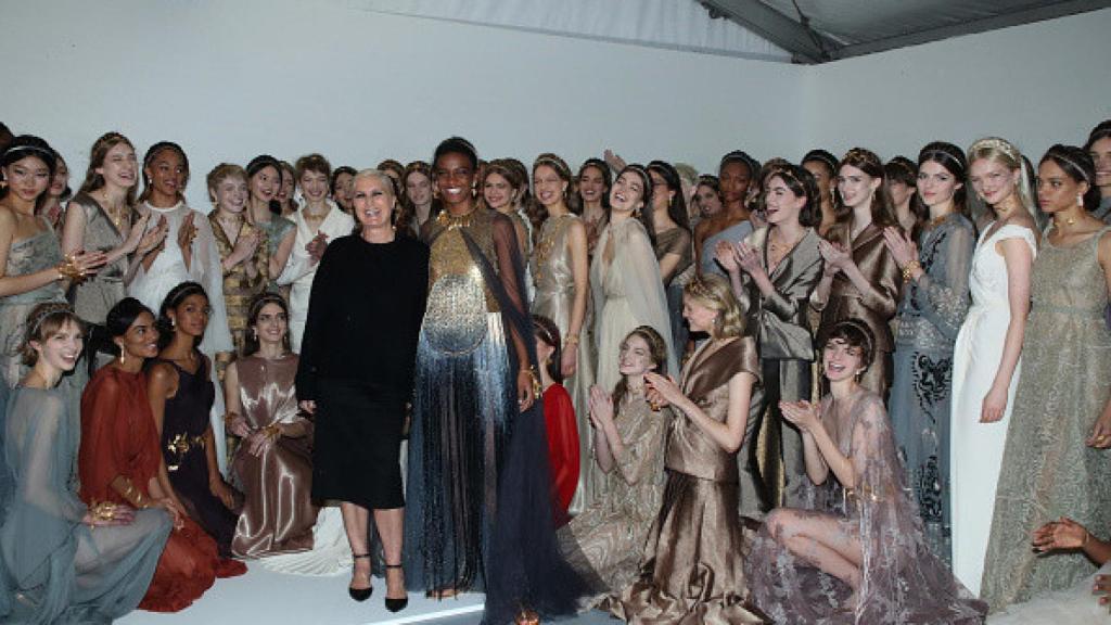 Maria Grazia Chiuri y los modelos del desfile Dior Alta Costura Primavera/Verano 2020