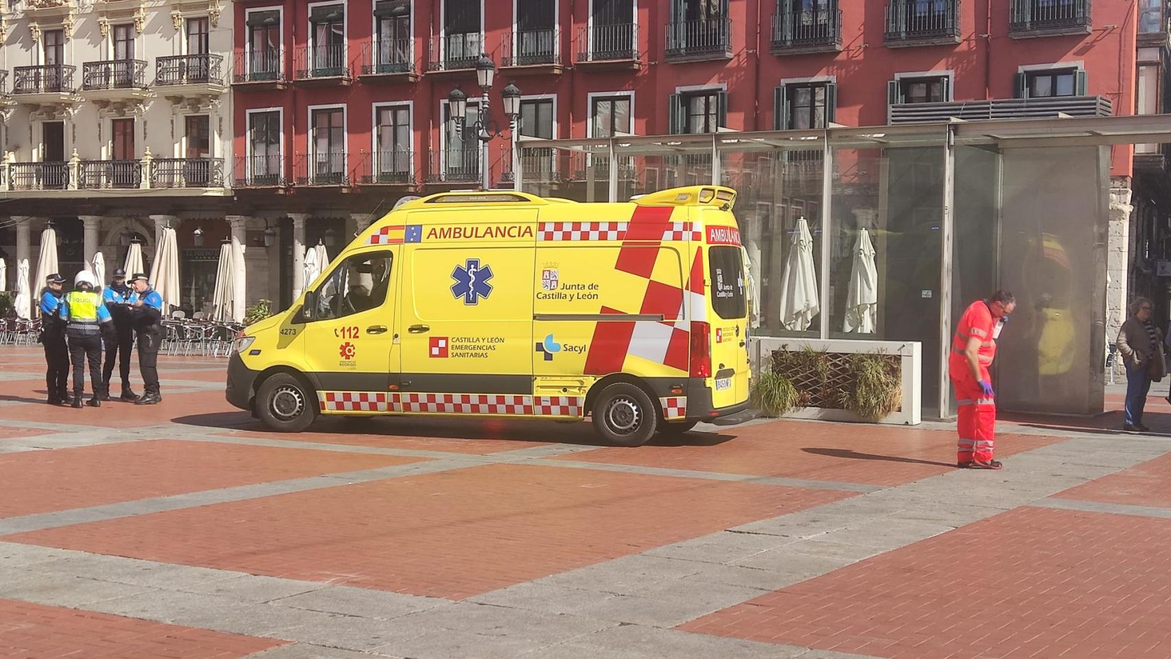 La ambulancia atiende al hombre herido en el parking de la Plaza Mayor de Valladolid