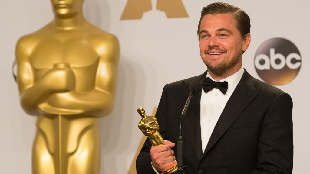 Leonardo DiCaprio en 2016, tras recibir el premio Óscar a Mejor Interpretación por 'El Renacido'