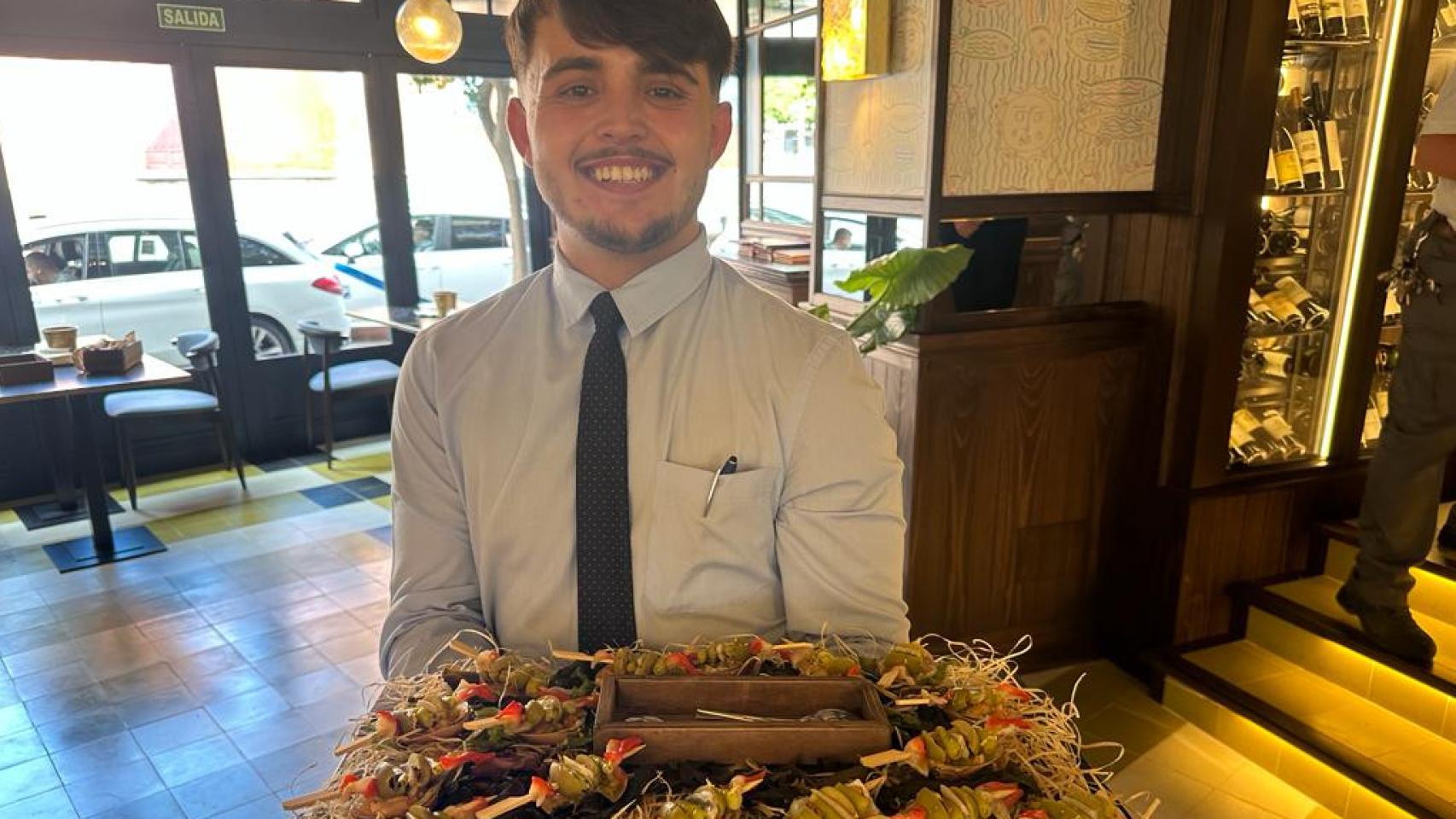 Un camarero con una bandeja de Gildas de conchas finas.