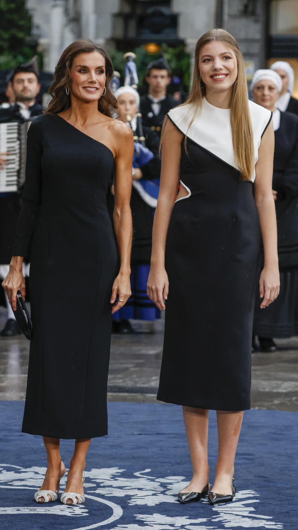 La Reina, junto a la infanta Sofía a las puertas del teatro.