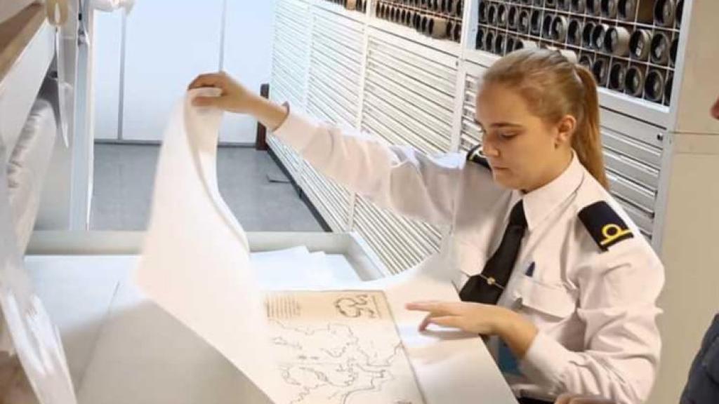 Lola Segalerva, en el taller de restauración del Archivo Naval, con sede en Madrid.