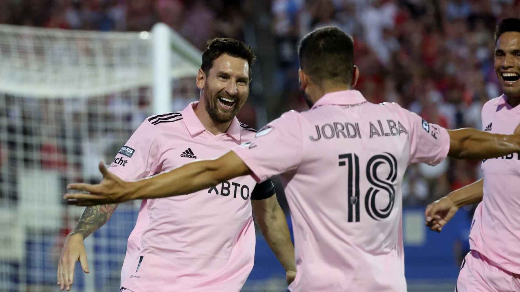 Jordi Alba y Leo Messi celebran un gol en el Inter Miami.
