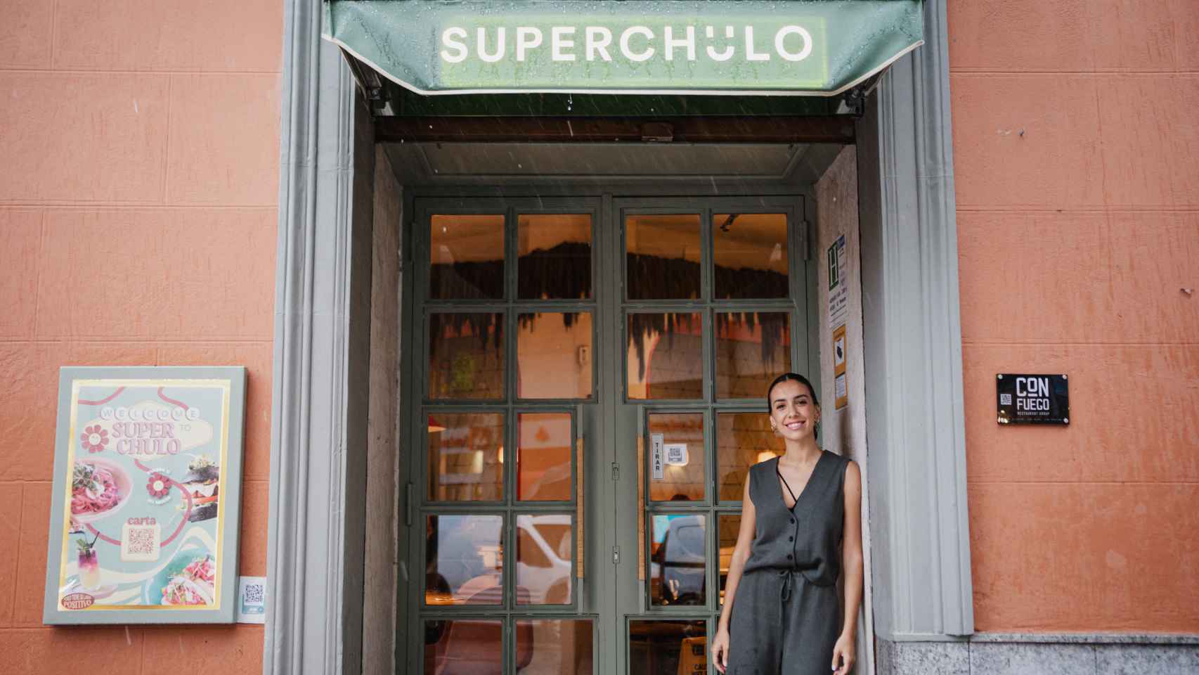La creadora de Superchulo en la entrada del nuevo restaurante de la calle Fuencarral, 74.