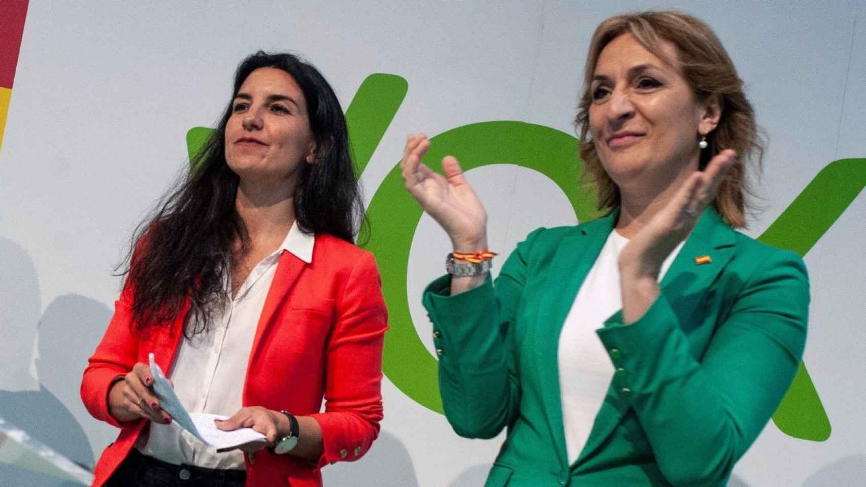 Begoña Conde, vicesecretaria de Formación de Vox, junto a Rocío Monasterio, líder del partido en la Comunidad de Madrid, en Orense, en abril de 2019.