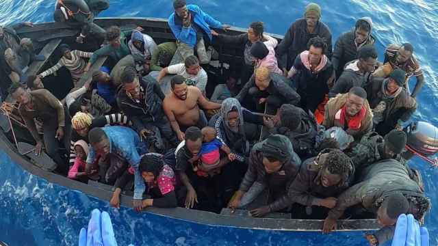 Imagen de archivo de un grupo de inmigrantes a bordo de una patera.