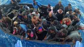 Inmigrantes a bordo de una patera interceptada frente a las costas de Marruecos.