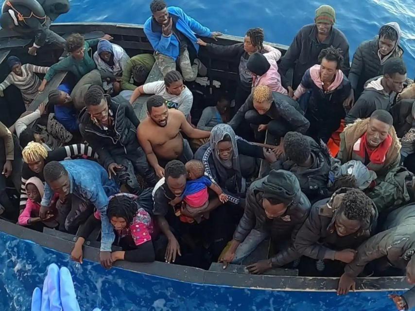 Inmigrantes a bordo de una patera interceptada frente a las costas de Marruecos.