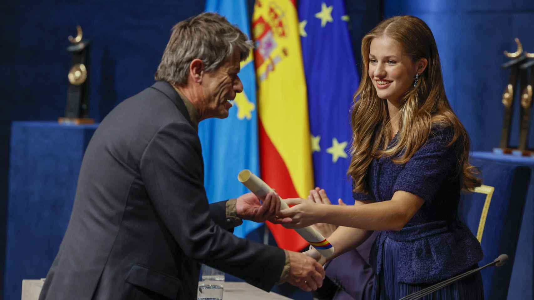 Emmanuel Carrère y la princesa Leonor en la ceremonia del Premio Princesa de Asturias, celebrada en el Teatro Campoamor de Oviedo