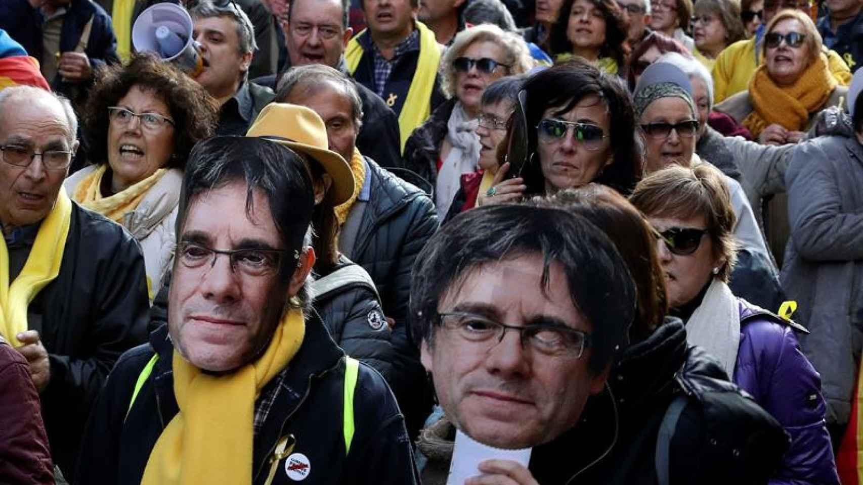 Independentistas se manifiestan en Barcelona con caretas de Carles Puigdemont.