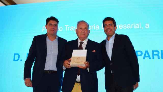 Eladio Aniorte, acompañado por César Quintanilla y Carlos Mazón.