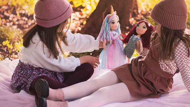 Dos niñas jugando con las muñecas Iris y Sirma.