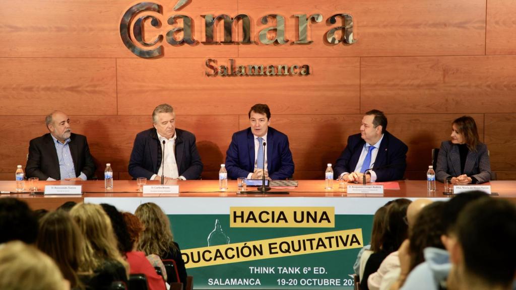 El presidente de la Junta, Alfonso Fernández Mañueco, durante su intervención en la Cámara de Comercio de Salamanca, este viernes.