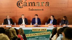 El presidente de la Junta, Alfonso Fernández Mañueco, durante su intervención en la Cámara de Comercio de Salamanca, este viernes.