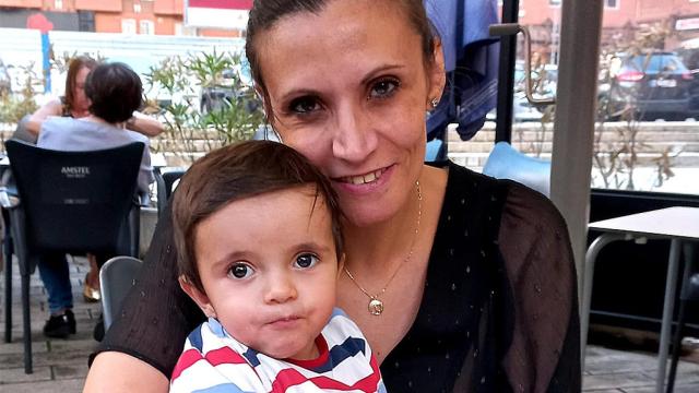 El pequeño Jorge con su madre, Susana