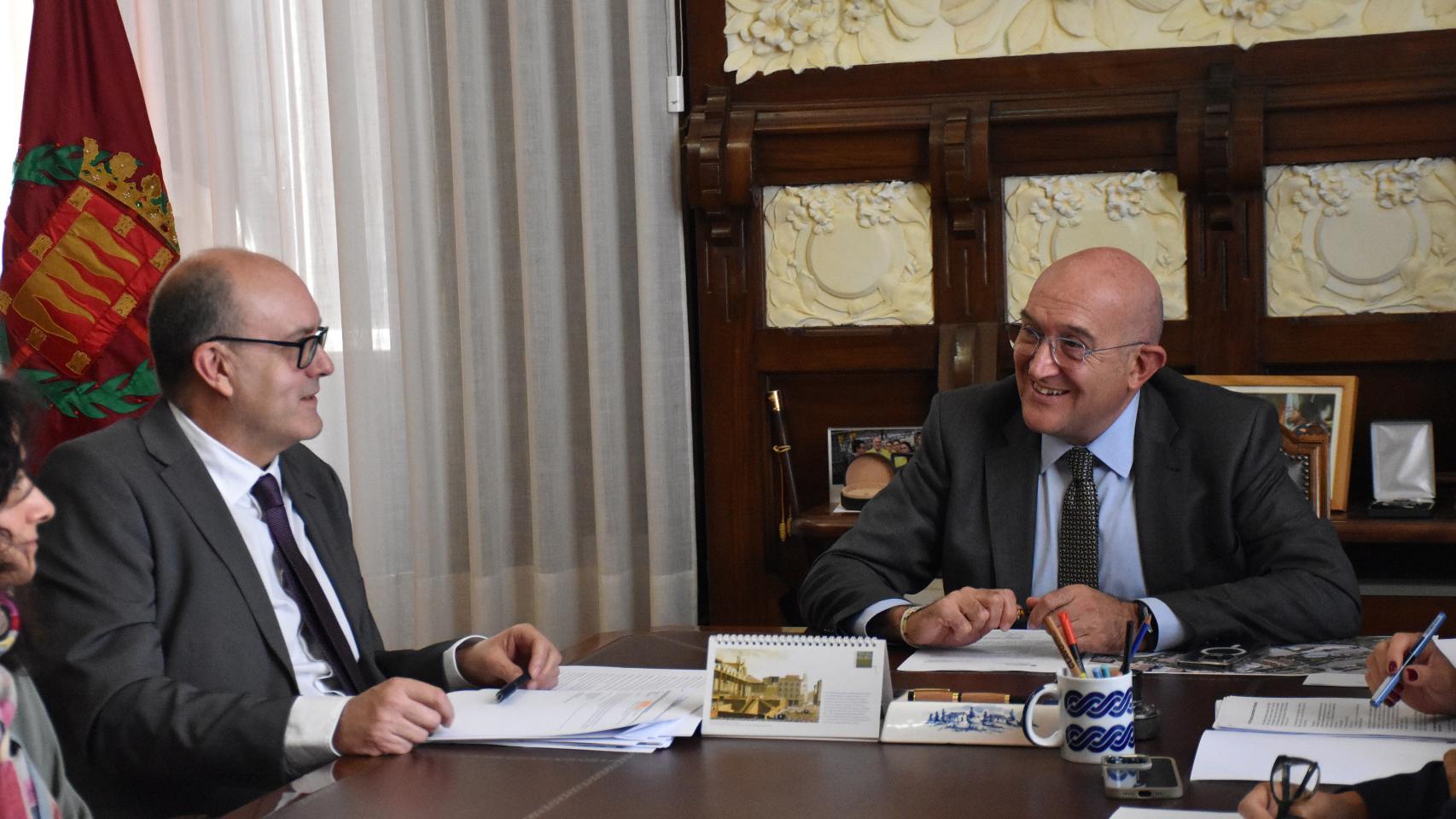 Jesús Julio Carnero junto a José Miguel Sáez, en la reunión por el polideportivo del CEIP Miguel Delibes