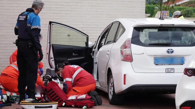 Imagen de los servicios sanitarios intentando reanimar al taxista