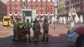 Efectivos de bomberos en la Plaza Mayor de Valladolid tras el suceso en el parking